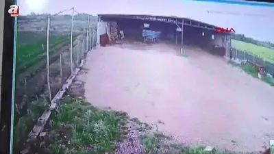 Hortum ahırın çatısını uçurdu