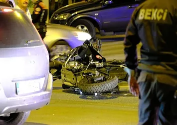 Ankara'da hafif ticari araç motosikletli polislere çarptı! 2 yaralı