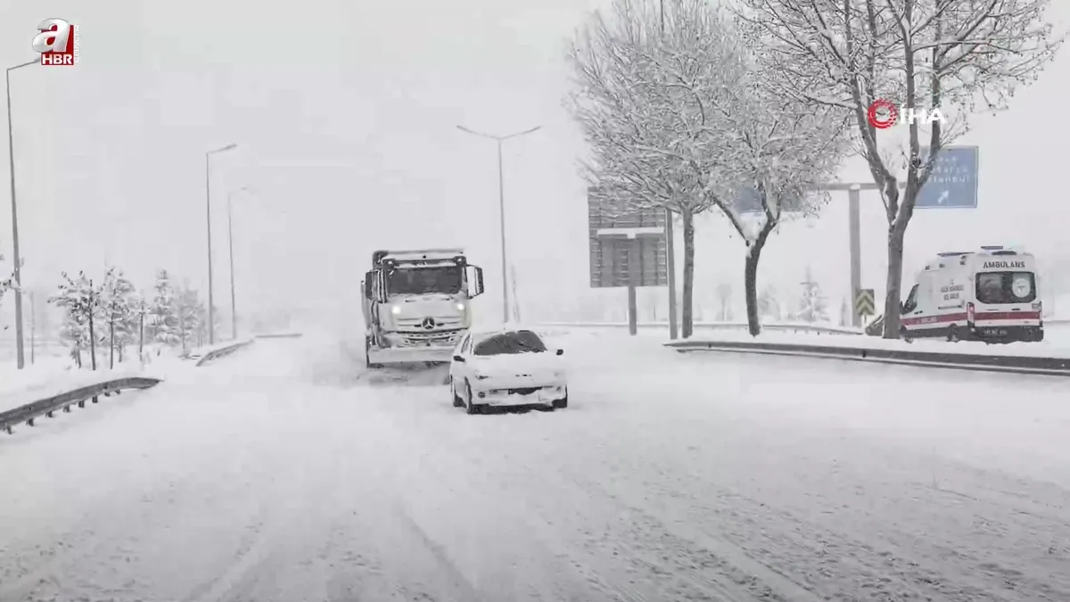 Yoğun kar kenti beyaza bürüdü