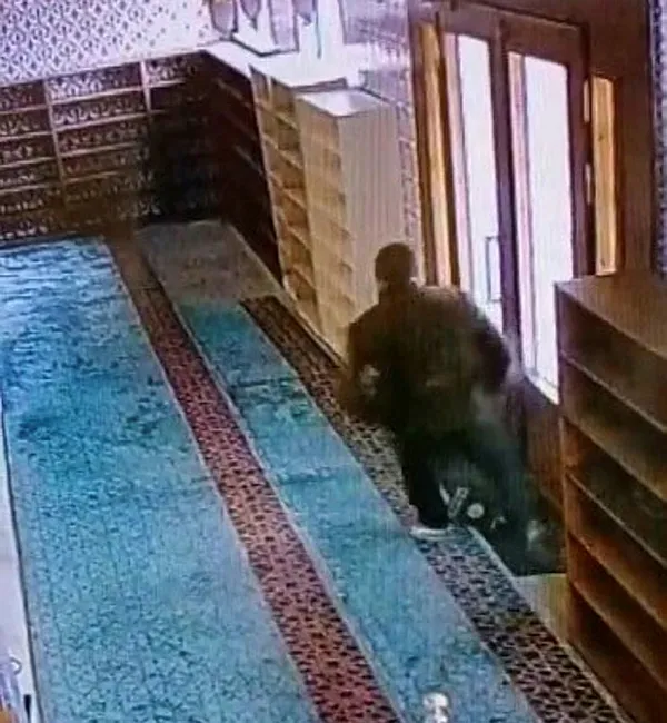 1668270461258.jpg Sigara ve içki ile camiye girip Kur'an-ı Kerim'i tekmeledi! İstanbul'da skandal olay - 2