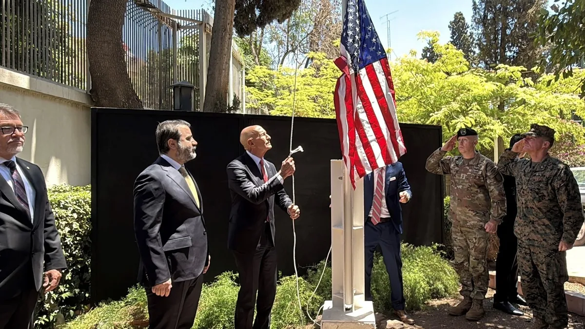 Suriye'de yıllar sonra bir ilk! ABD bayrağı yeniden göndere çekildi