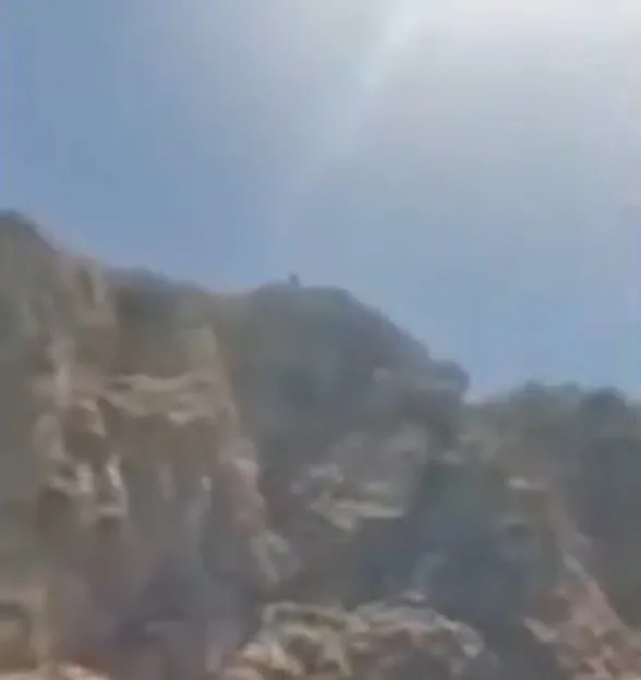 ucurumdan-atlayan-eski-futbolcu-mourad-lamrabatte-hayatini-kaybetti-olume-giden-atlayisi-esi-saniye-saniye-kay-1652854761414.jpg Uçurumdan atlayan eski futbolcu Mourad Lamrabatte hayatını kaybetti! Ölüme giden atlayışı eşi saniye saniye kaydetti - 5