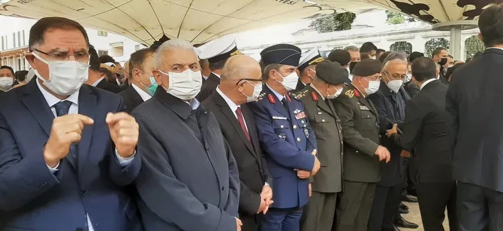 Özdemir Bayraktar son yolculuğuna uğurlandı! Sevenleri Fatih Camii'ne akın etti