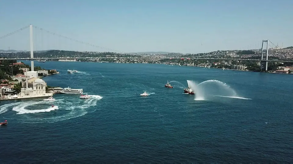 İstanbul Boğazı'nda dikkat çeken anlar! 2 saat sürdü