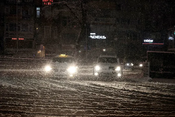 İstanbul’da kar esareti: Yollar trafiğe açıldı uçuşlar başladı! | Dakika dakika gelişmeler...