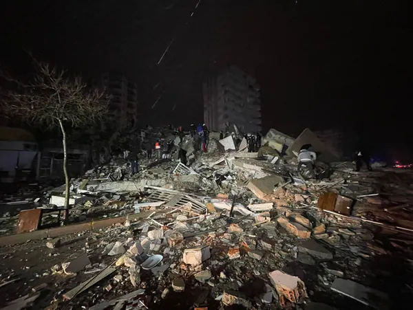 Kandilli Rasathanesi Müdürü Prof. Dr. Haluk Özener’den 7,7 büyüklüğündeki deprem hakkında tsunami uyarısı! Denizlerde dalgalar yükseldi