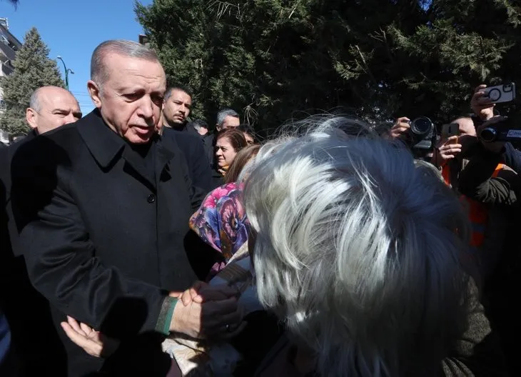 Başkan Recep Tayyip Erdoğan Gaziantep’te depremzedeleri ziyaret etti! Yanına gelen kadın sarılıp ağladı