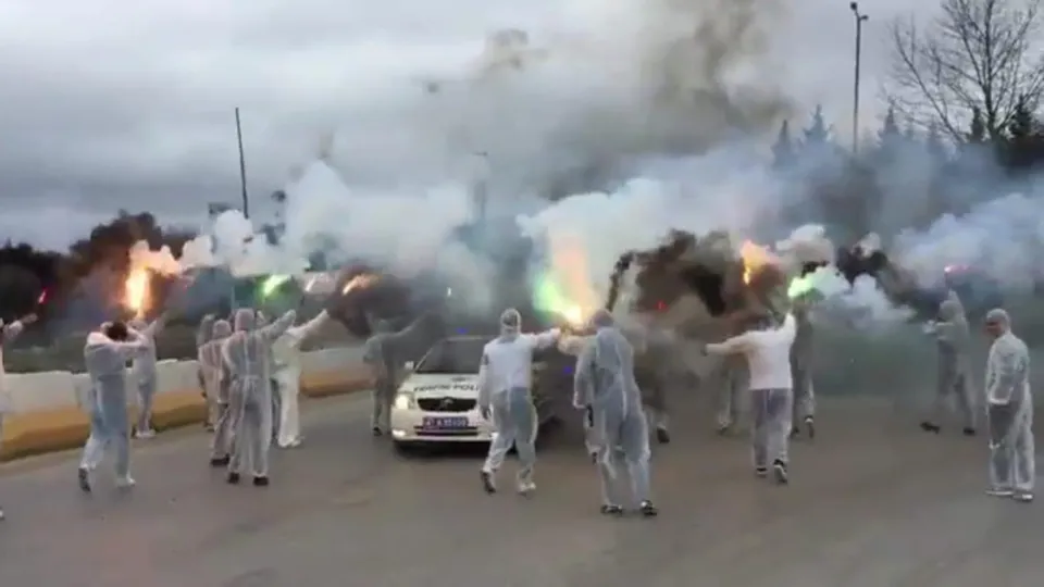 Kocaelispor taraftarlarından koronavirüs corona virüs sebebiyle ilginç karşılama |Video