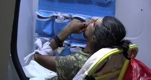 Falçatalı dehşet! Kendi imkanlarıyla kurtuldular