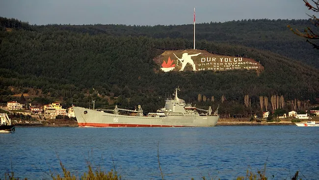 Rus savaş gemisi ’Saratov’ Çanakkale Boğazı’ndan geçti