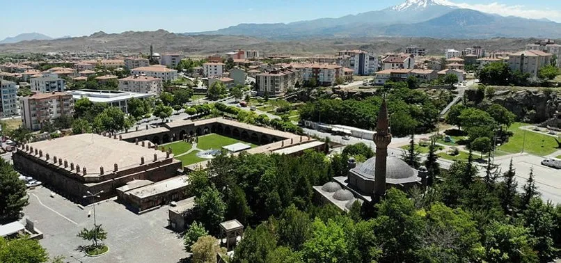 16 ev karantinaya alınmıştı! O ilçe havadan görüntülendi