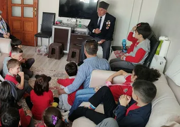 Kıbrıs gazisinden evde öğrencilere barış dersi! Türk askeri her yere sevgiyi ve barışı götürür