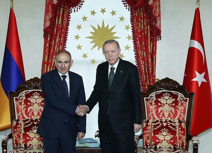 ermenistanda-pasinyana-darbe-girisimi-ust-duzey-ruhbanin-arkasinda-oldugu-plan-engellendi-1750847277475.jpg Başkan Erdoğan 20 Haziran 2025'te Ermenistan Başbakanı Paşinyan'ı İstanbul'da kabul etti. (EPA)