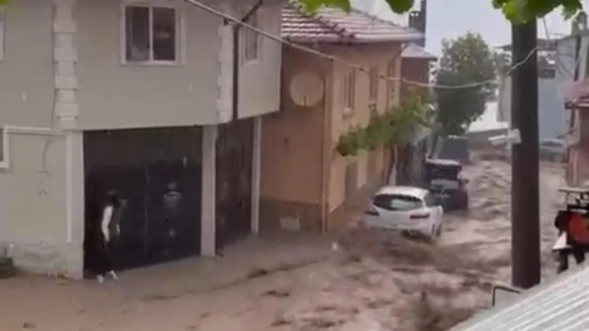 Bursa'yı sağanak vurdu: Evleri su bastı, çatı çöktü