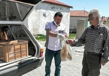 İlçeyi dolaşıp ücretsiz ekmek dağıttı