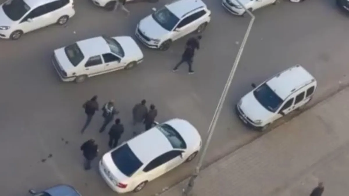 Mardin'de tartışma kavgaya dönünce olan oldu! Taşlar sopalar havada uçuştu