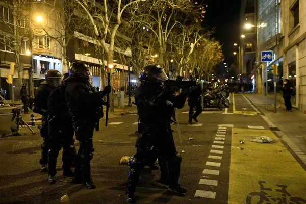 İspanya’da sokaklar alev alev! Rap sanatçısı Hasel’in tutuklanması ülkeyi karıştırdı