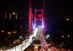 İstanbul'da fırtına: Ambulans köprüde motosikletliye siper oldu