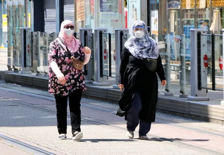 65 yaş üstü vatandaşlar 50 gün sonra sokakta! İşte o görüntüler