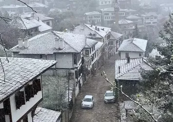 Uşak'ta nisanda kar yağışı