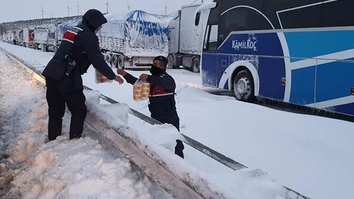Son dakika: Balıkesir - Bursa karayolunda kar esareti: 15 saattir kapalı! Kuyruğun ucu gözükmüyor - 3