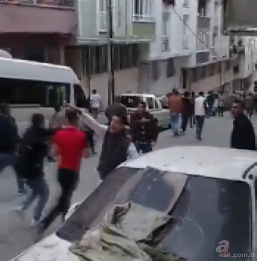 İstanbul Esenyurt’ta meydan savaşı gibi kavga! Sopa-satır-taş... 2