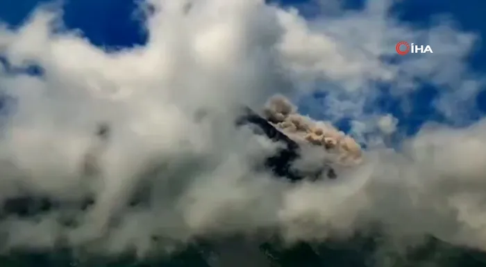 Son dakika: Endonezya’daki Merapi Yanardağı harekete geçti - 1