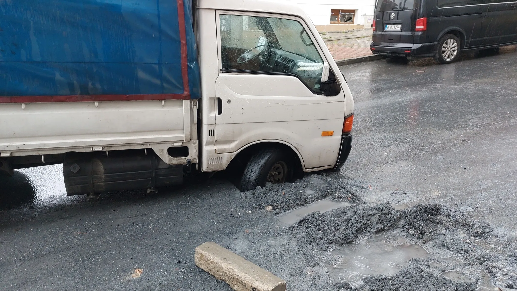 Küçükçekmece’de İSKİ yine mağdur etti! Kamyonet toprakla doldurulan çukura saplandı