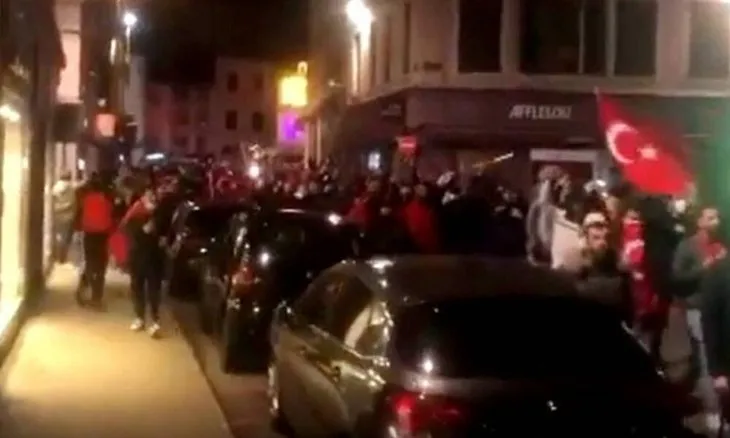 İslam düşmanı Macron’a öfke seli! Fransa sokakları inledi