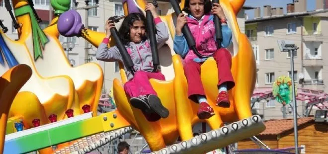 İstanbul’da çocuklar bayram harçlıklarıyla lunaparkta eğlendi