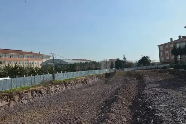 Pendik’te CHP klasiği! İmamoğlu sözde tören yaptı tek çivi çakılmadı