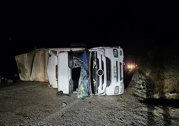 Bolu'da maden suyu yüklü tır devrildi