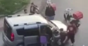 Sopalı yumruklu yol verme kavgası!