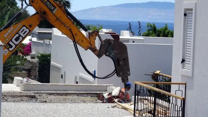 Yılmaz Özdil’in kaçak villasına ilk kepçe! Müştemilat duvarları yıkıldı