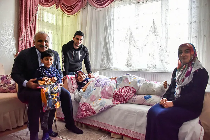 depremzede-anne-baskan-erdogan-sayesinde-evladiyla-hasret-gideriyor-o-dunyanin-babasi-1580230584588.jpg Depremzede anne Başkan Erdoğan sayesinde evladıyla hasret gideriyor: "O dünyanın babası" - 1
