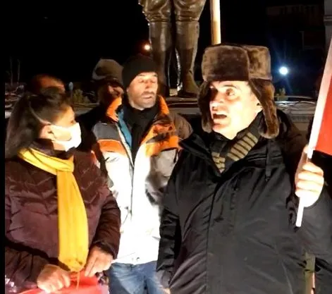 chpli-ardahan-belediye-baskani-faruk-demirden-buyuk-skandal-ataturk-anitina-yapilan-provokasyonu-kinamaya-sarh-1644141606575.jpeg CHP'li Ardahan Belediye Başkanı Faruk Demir'den büyük skandal! Atatürk Anıtı'na yapılan provokasyonu kınamaya sarhoş geldi - 2