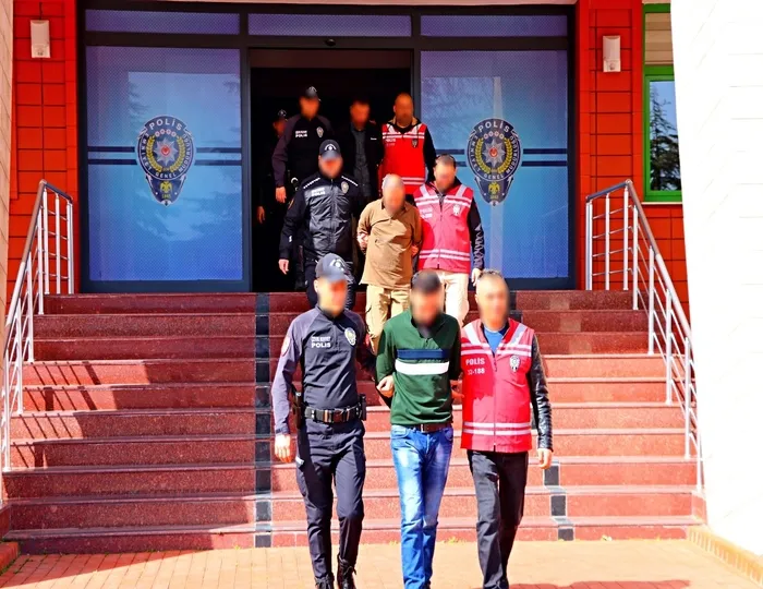 21-ilde-yapilan-41-dolandiricilik-operasyonu-toplamda-11-milyon-69-bin-lira-ele-gecirildi-1715184811290.jpg 21 ilde yapılan 41 dolandırıcılık operasyonu! Toplamda 11 milyon 69 bin lira ele geçirildi - 3