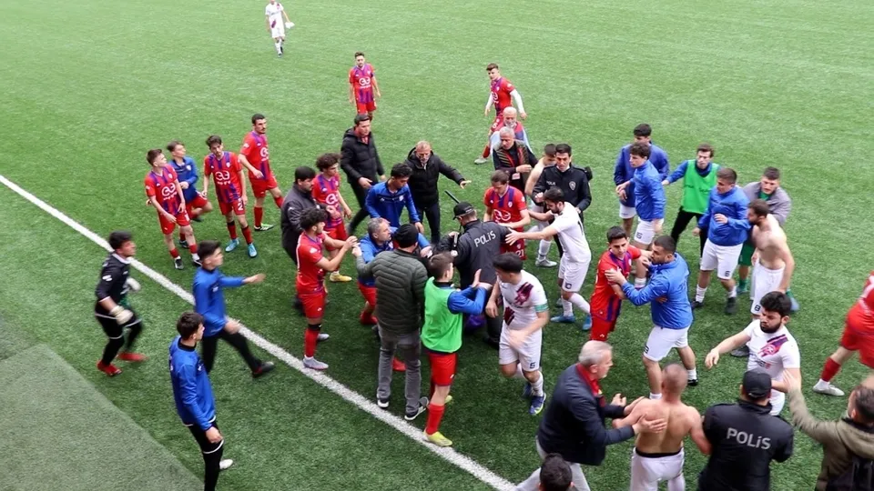 Zonguldak'ta amatör maçta korkunç kavga: 2 futbolcu yaralandı