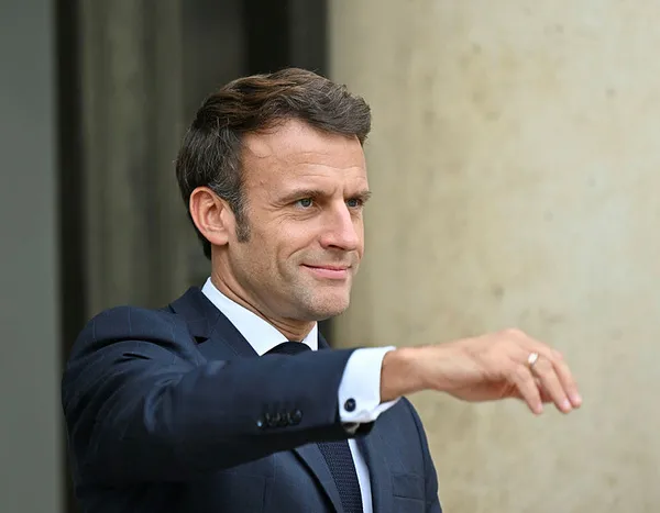 Fransa Cumhurbaşkanı Emmanuel Macron’un Paris’te İran rejimi karşıtlarıyla görüşmesine sert tepki