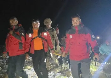 Tunceli’de kayalıklardan düşen kadın 4 saatlik operasyonuyla kurtarıldı