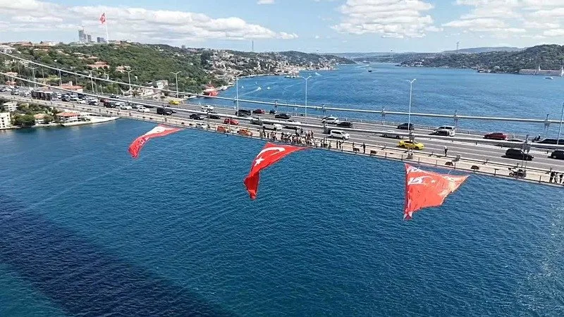 15 Temmuz’un yıl dönümünde Boğaz’da dev Türk bayrağı
