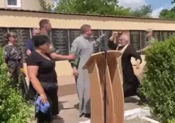 Cenaze töreninde haç ile saldırdı! İki rahibin birbirine girdiği o anlar gündem oldu