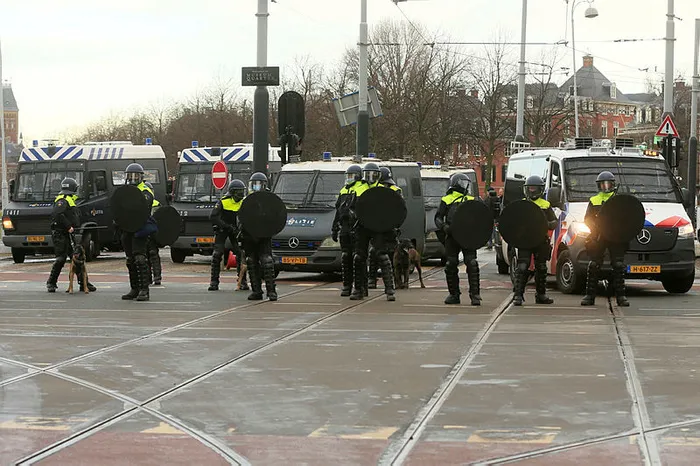 Hollanda’da koronavirüs kısıtlamaları halkı sokağa döktü: 35 gözaltı - 1