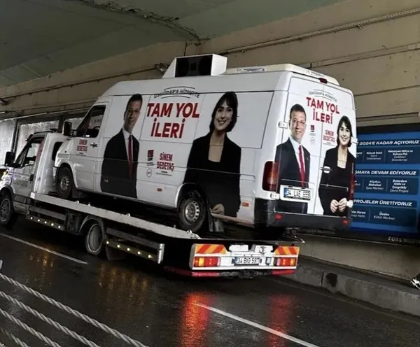 chp-yine-alay-konusu-oldu-tam-yol-ileri-yazan-secim-minibusu-arizalandi-cekici-yardimi-ile-tamirciye-goturuldu-1708209615332.jpeg CHP yine alay konusu oldu | 'Tam yol ileri' yazan seçim minibüsü arızalandı: Çekici yardımı ile tamirciye götürüldü - 2
