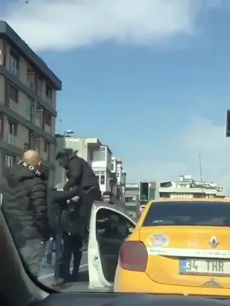 kadikoyde-vatandasla-taksici-yol-verme-kavgasinda-birbirine-girdi-ucan-tekmeli-saldiri-kamerada-1647935597542.jpg Kadıköy’de vatandaşla taksici yol verme kavgasında birbirine girdi! Uçan tekmeli saldırı kamerada - 3