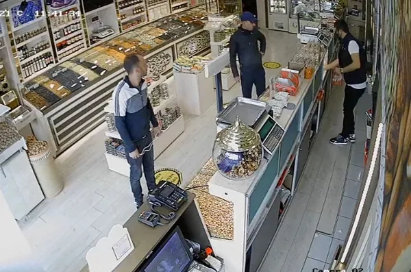 her-detayini-tek-tek-planladilar-antalyada-cep-telefonu-ve-cuzdan-hirsizlari-kamerada-1636884127858.jpg Her detayını tek tek planladılar! Antalya’da cep telefonu ve cüzdan hırsızları kamerada - 1