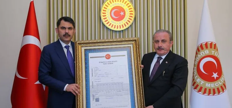 Çevre ve Şehircilik Bakan Murat Kurum, TBMM Başkanı Şentop’a Gazi Meclis’in tapusunu takdim etti