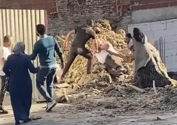 İstanbul’da ortalık savaş alanına döndü! Taşlı sopalı kavga kamerada