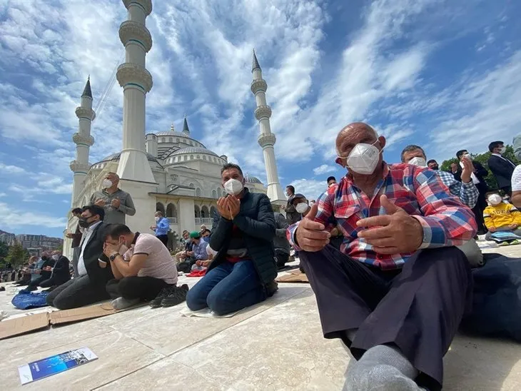 Başkan Erdoğan’ın açılışını yaptığı Uzun Mehmet Camisi'nde ilk Cuma namazı kılındı