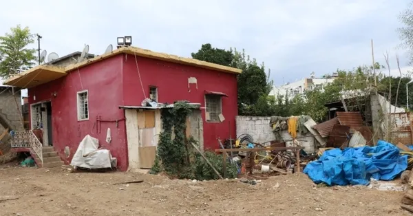 tarsustaki-mahalle-sakinleri-gundem-olan-gizemli-evin-son-halini-gozler-onune-serdi-iste-harabeye-donen-kirimi-1668000946297.jpg Tarsus’taki mahalle sakinleri gündem olan gizemli evin son halini gözler önüne serdi! İşte harabeye dönen ‘Kırımızı ev’ - 1